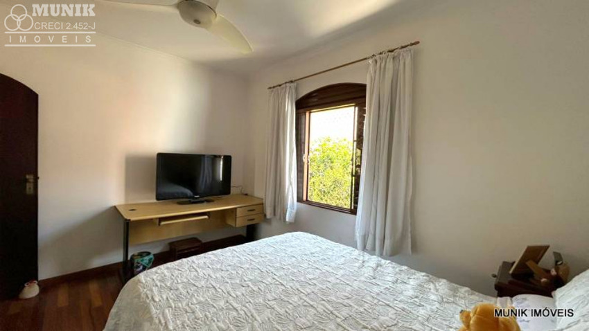 SOBRADO 4 DORMS. 4 VAGAS NO PARQUE IPÊ