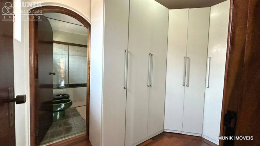 SOBRADO 4 DORMS. 4 VAGAS NO PARQUE IPÊ